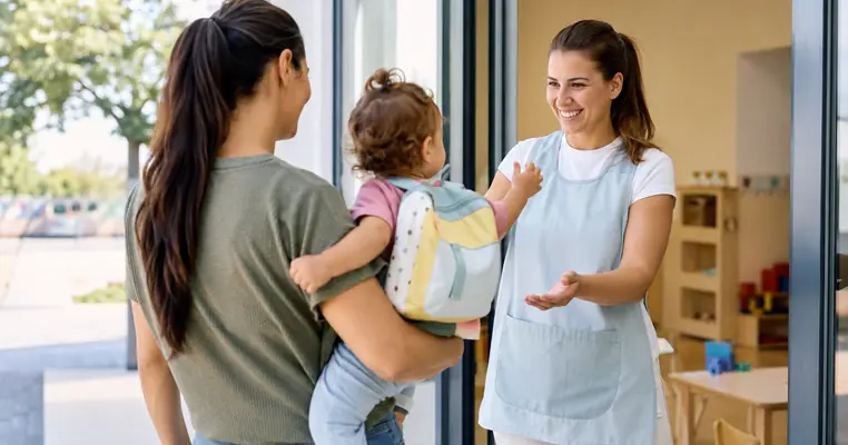 Familia con una menor de tres años accediendo a una escuela infantil en Andalucía