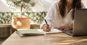 Estudiante preparando una solicitud de beca en Andalucía