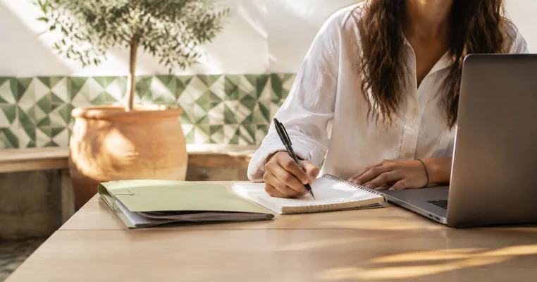 Estudiante preparando una solicitud de beca en Andalucía