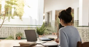 Estudiante adulta preparando una solicitud de beca en un patio andaluz