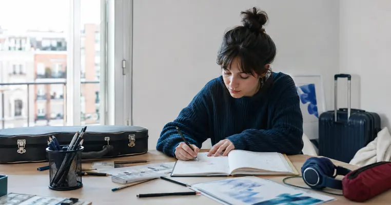 Estudiante de enseñanzas artísticas prepara una estancia formativa en el extranjero