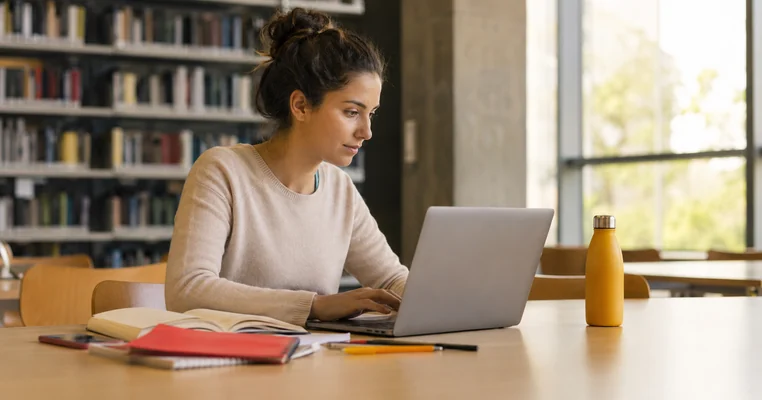 Estudiante universitaria consultando una solicitud de beca