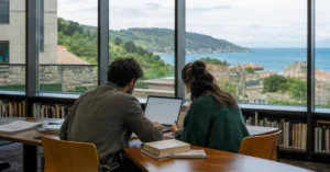 Estudiantes consultando becas en una biblioteca del País Vasco